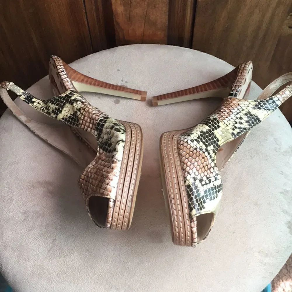 Ladies Two Lips Python Pumps - Picture 9 of 11